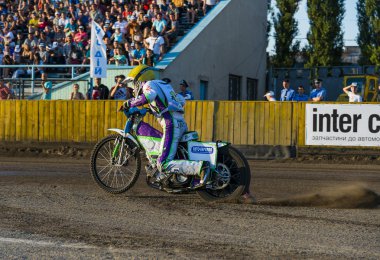 Bilinmeyen binici başlaması için hazırlar