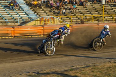 Bilinmeyen biniciler parça üstesinden gelir