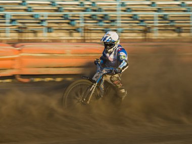 Bilinmeyen binici başlaması için hazırlar