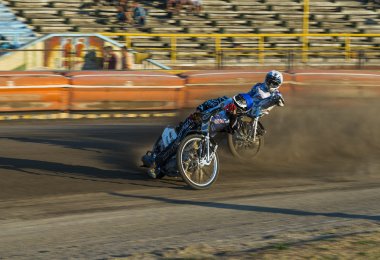 Bilinmeyen biniciler parça üstesinden gelir