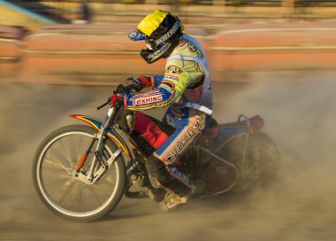 Bilinmeyen binici parça üstesinden gelir.