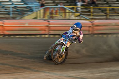 Bilinmeyen binici parça üstesinden gelir.