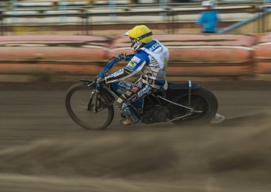 Bilinmeyen binici parça üstesinden gelir.