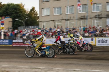 Bilinmeyen biniciler parça üstesinden gelir