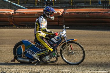 Bilinmeyen binici başlaması için hazırlar