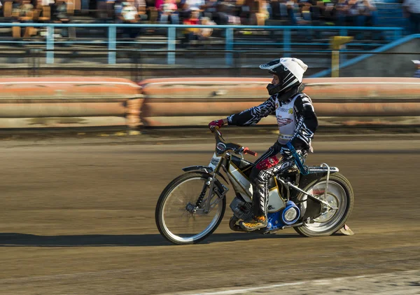 Desconocido jinete supera la pista — Foto de Stock