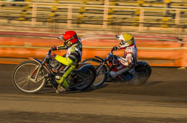 Jinetes desconocidos supera la pista —  Fotos de Stock