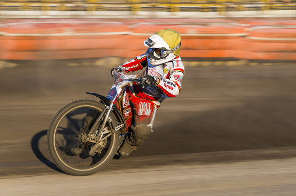 Неизвестный велогонщик преодолевает трассу
