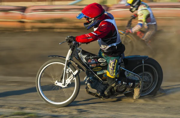 Cavaleiros desconhecidos superam a pista — Fotografia de Stock