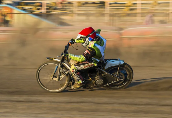 Desconocido jinete supera la pista — Foto de Stock