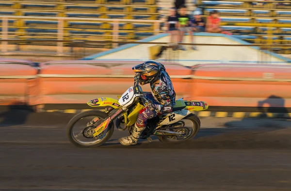 Desconocido jinete supera la pista — Foto de Stock