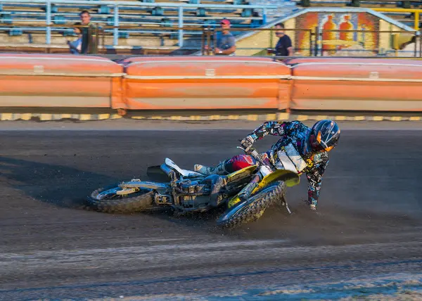 Невідомий rider падає у подоланні трек — стокове фото