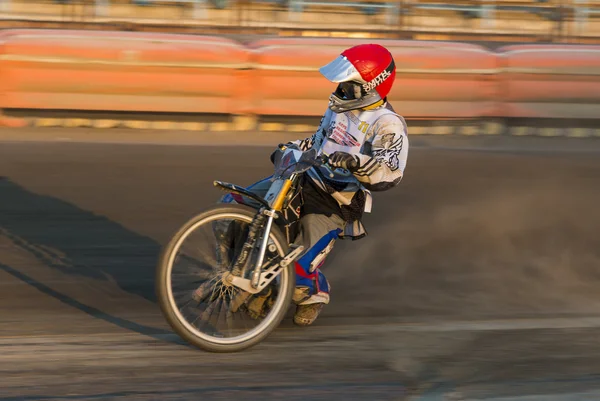 Cavaleiro desconhecido supera a pista — Fotografia de Stock