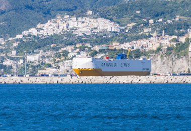 Nakliye gemisi limanda duran Grimaldi grubunun