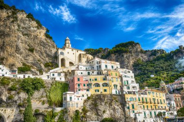 Amalfi-şehir kayalarda