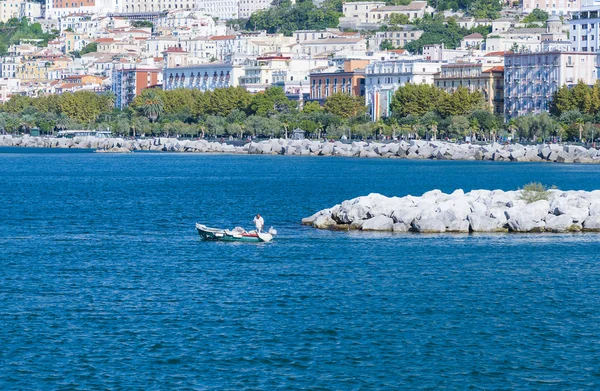 Barco de pesca que sale del puerto marítimo de Salerno, Salerno, Italia . — Foto de Stock