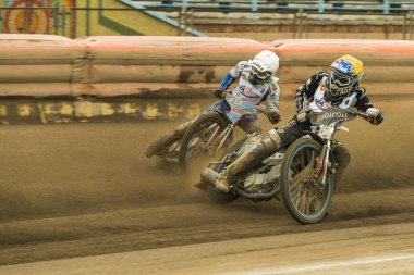 İki bilinmeyen biniciler parça üstesinden gelir