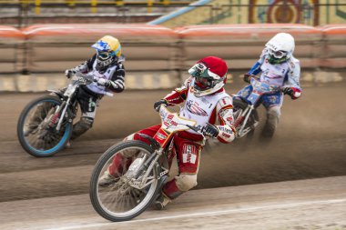 Bilinmeyen binici parça üstesinden gelir.