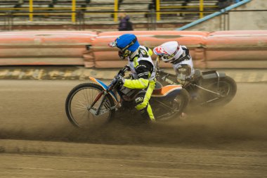 İki bilinmeyen biniciler parça üstesinden gelir