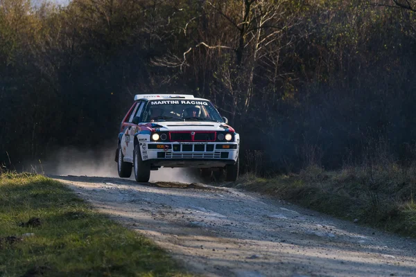 Lancia Delta Integrale (No.14) yıllık mitingde yarışıyor 