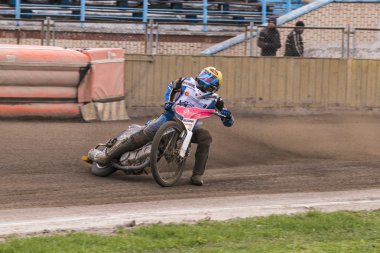 Bilinmeyen binici parça üstesinden gelir.