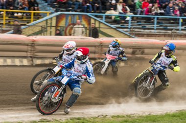 Bilinmeyen biniciler parça üstesinden gelir