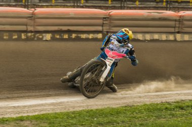 Bilinmeyen binici parça üstesinden gelir.