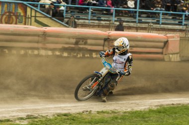 Bilinmeyen binici parça üstesinden gelir.