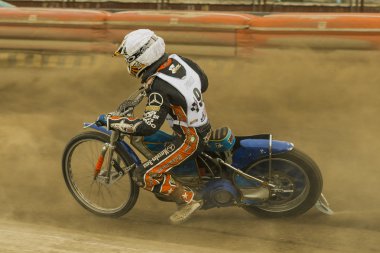 Bilinmeyen binici parça üstesinden gelir.