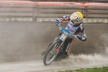 Bilinmeyen binici parça üstesinden gelir.