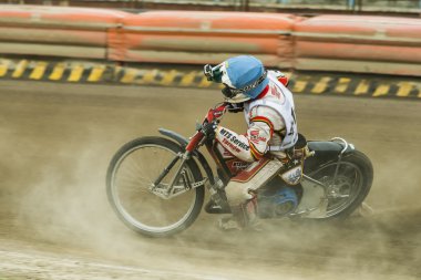 Bilinmeyen binici parça üstesinden gelir.