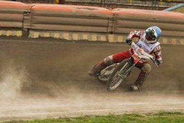 Bilinmeyen binici parça üstesinden gelir.