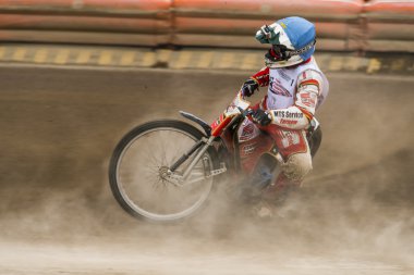 Bilinmeyen binici parça üstesinden gelir.