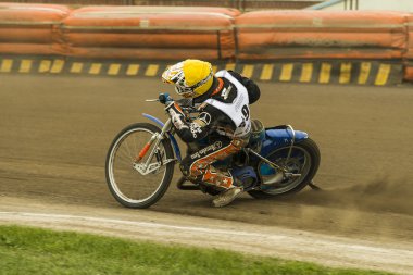 Bilinmeyen binici parça üstesinden gelir.