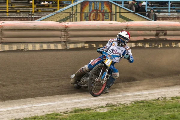 Cavaleiro desconhecido supera a pista — Fotografia de Stock