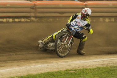 Bilinmeyen binici parça üstesinden gelir.