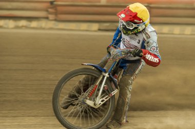 Bilinmeyen binici parça üstesinden gelir.