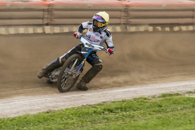 Bilinmeyen binici parça üstesinden gelir.