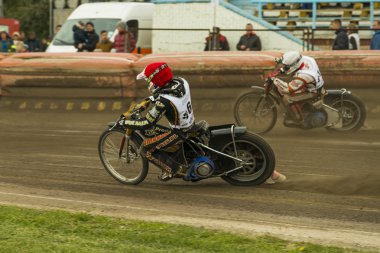 Bilinmeyen biniciler parça üstesinden gelir