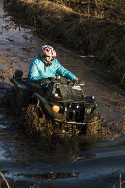 Bilinmeyen sürücü Atv üzerinde bir su bariyer üstesinden gelir.