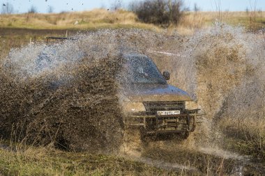 Bilinmeyen sürücü off-road aracı üzerinde bir rota üstesinden gelir.