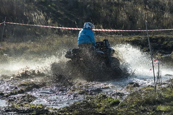 Piloto desconhecido em ATV supera uma barreira de água — Fotografia de Stock