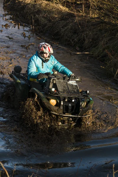 Jinete desconocido en el ATV supera una barrera de agua — Foto de Stock