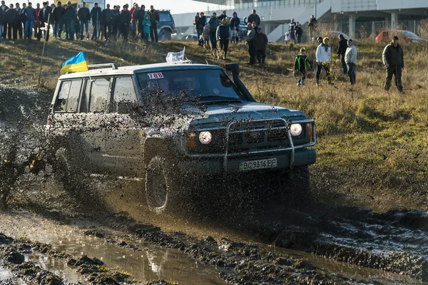 Bilinmeyen sürücü off-road aracı üzerinde bir rota üstesinden gelir.