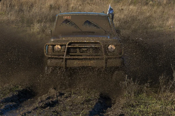 Unknown rider on the off-road vehicle overcomes a route — Stock Photo, Image