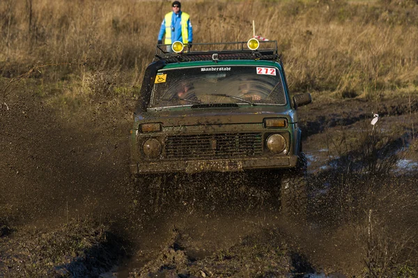 Pengendara tak dikenal pada kendaraan off-road mengatasi rute — Stok Foto