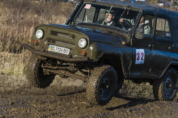 Pengendara tak dikenal pada kendaraan off-road mengatasi rute — Stok Foto