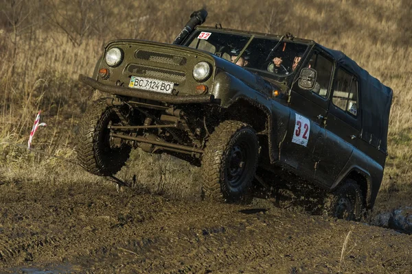 Bilinmeyen sürücü off-road aracı üzerinde bir rota üstesinden gelir.