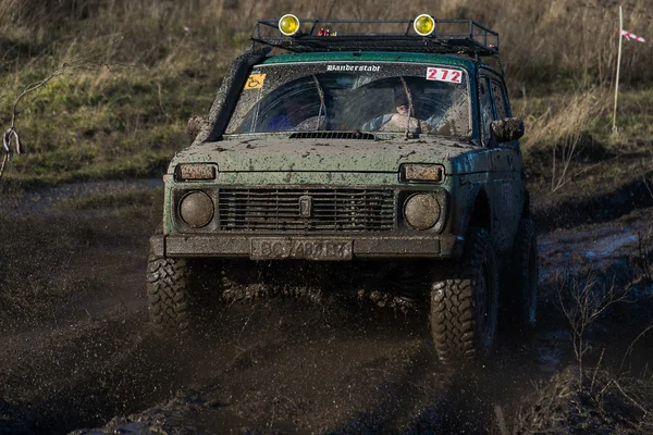 Pengendara tak dikenal pada kendaraan off-road mengatasi rute — Stok Foto