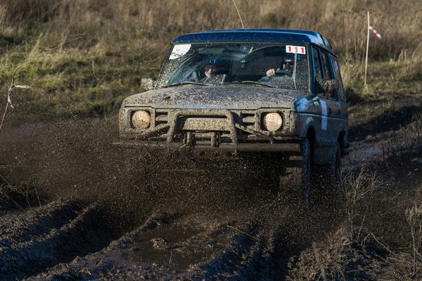 Bilinmeyen sürücü off-road aracı üzerinde bir rota üstesinden gelir.